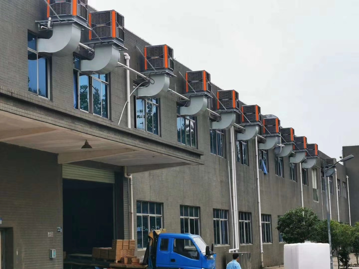夏季工业厂房降温通风为什么选择环保空调？