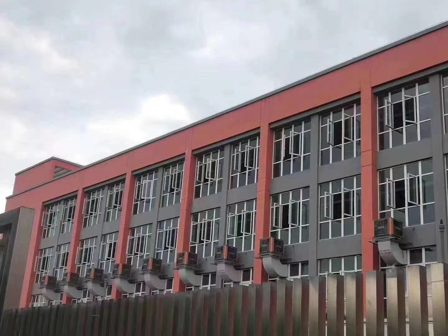 夏季使用工业冷风机降温，节能环保效果好